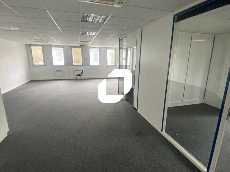 Office in Bron to rent - Interior Photo - Image 2 of 9