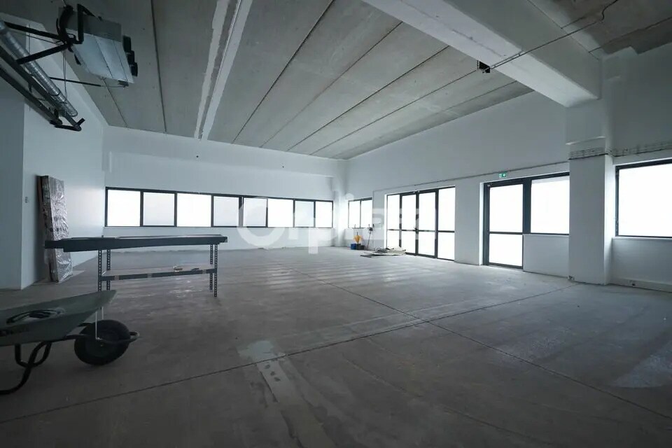 Light Industrial in Champagne-au-Mont-d'Or to rent Interior Photo- Image 1 of 12