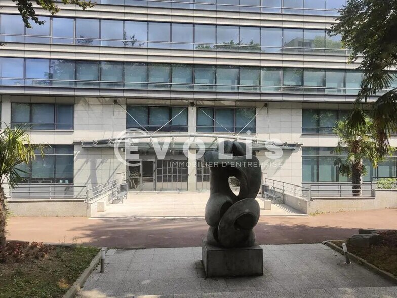 Office in Montrouge to rent - Building Photo - Image 2 of 17