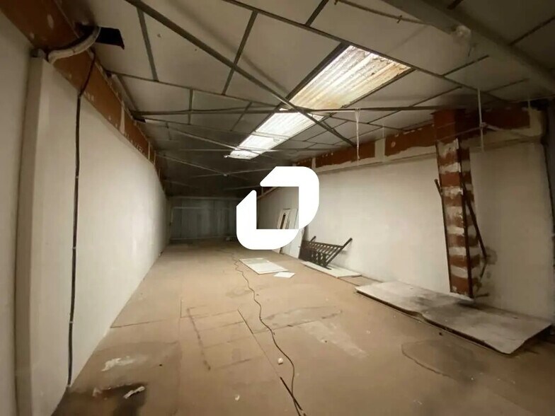 Retail in Lattes to rent - Interior Photo - Image 2 of 7