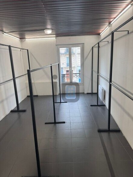 Retail in Paris to rent - Interior Photo - Image 2 of 6