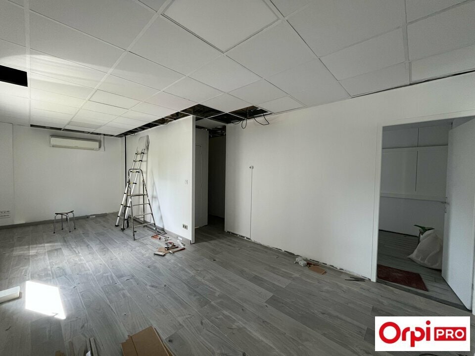 Office in Corbas to rent Building Photo- Image 1 of 8