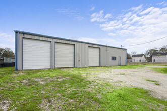 1008 Belton Ln, Anahuac, TX for rent Building Photo- Image 1 of 17