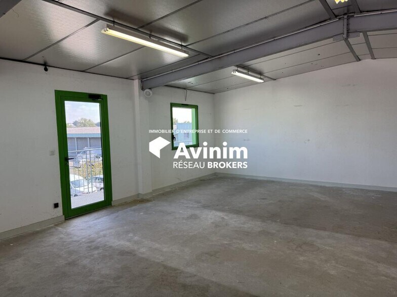 Light Industrial in Irigny to rent - Interior Photo - Image 2 of 4