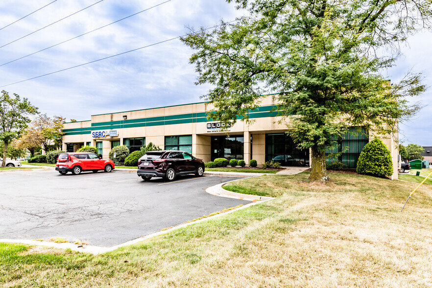 100-126 NW Parkway, Riverside, MO for rent - Building Photo - Image 1 of 6