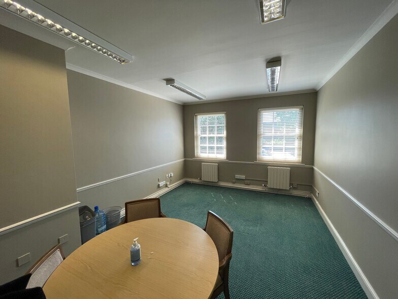 10 St Ann St, Salisbury to rent - Building Photo - Image 3 of 6