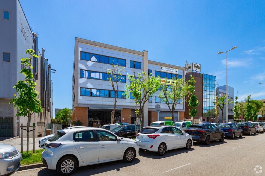 Office in L'Hospitalet de Llobregat, Barcelona to rent - Building Photo - Image 2 of 4