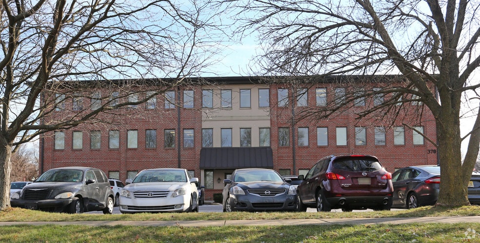 370 E Maple Ave, Langhorne, PA for rent - Building Photo - Image 3 of 7