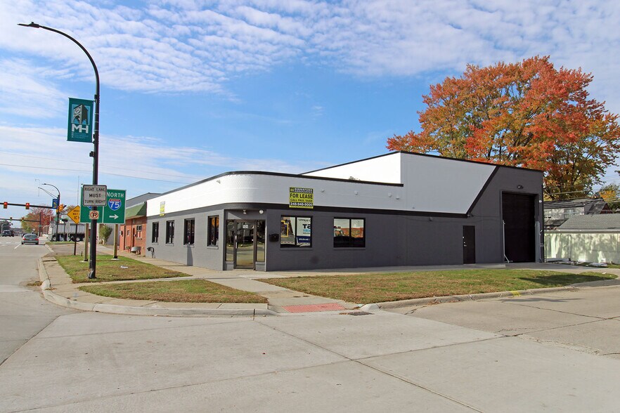 906 W 11 Mile Rd, Madison Heights, MI for sale - Building Photo - Image 1 of 1