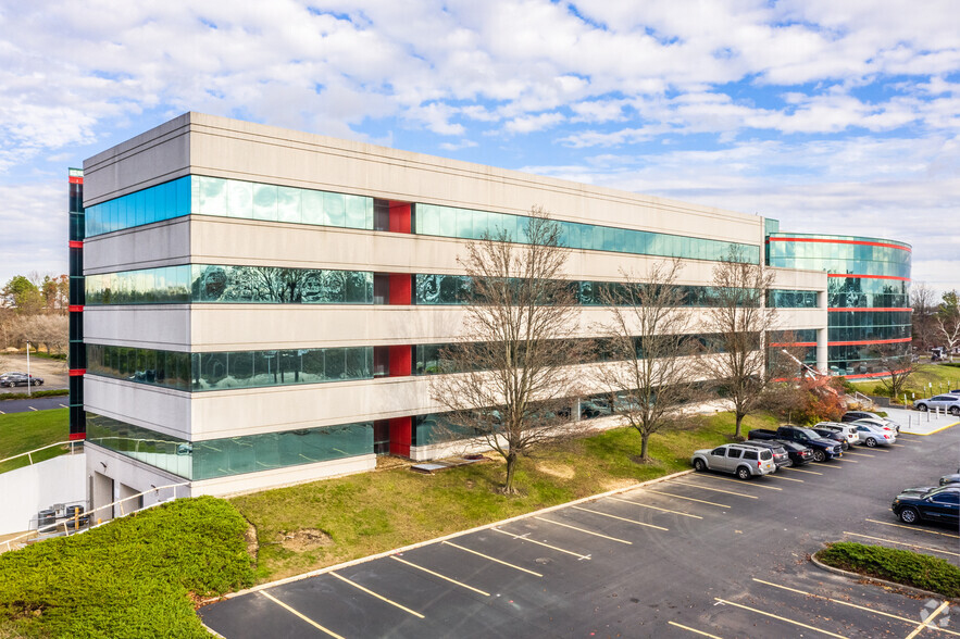 150 Motor Pkwy, Hauppauge, NY for rent - Building Photo - Image 3 of 48