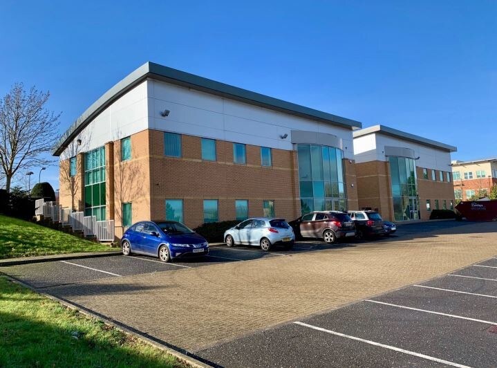 905 Capability Green, Luton for sale Primary Photo- Image 1 of 1