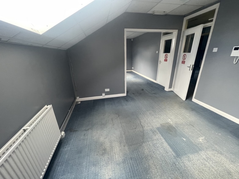 Units 11 & 12 London Rd, Hook to rent - Interior Photo - Image 2 of 2