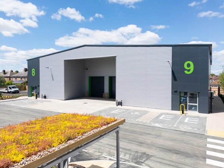 Red Lion Rd, Surbiton to rent - Building Photo - Image 2 of 2