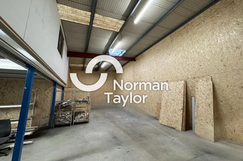 Light Industrial in Montpellier to rent - Interior Photo - Image 3 of 11