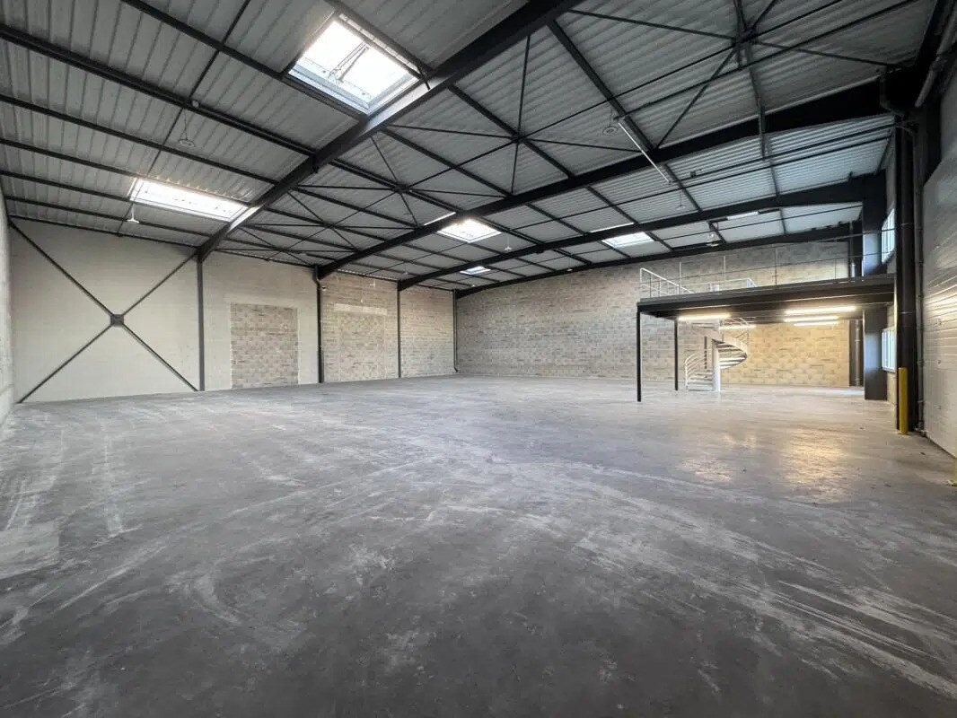 Light Industrial in Saint-Priest to rent Interior Photo- Image 1 of 6