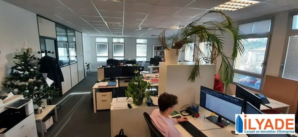 Office in Aix-en-Provence to rent - Building Photo - Image 2 of 5