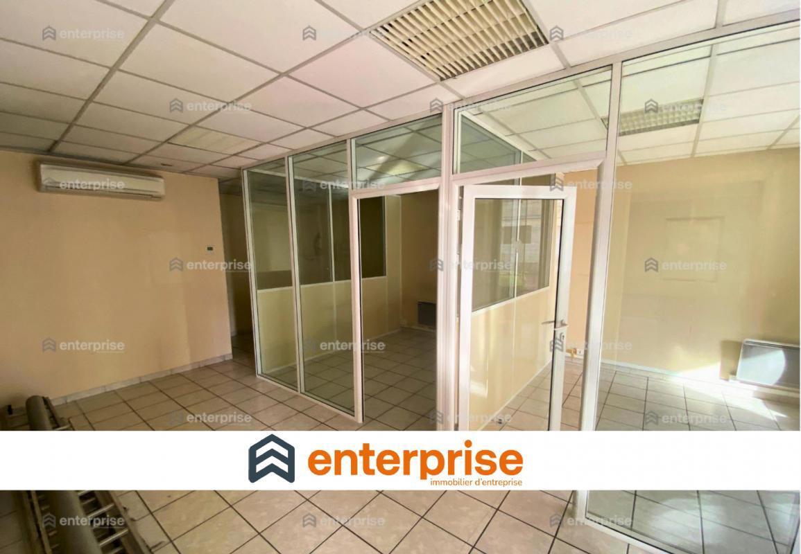 Retail in Senlis to rent Interior Photo- Image 1 of 8