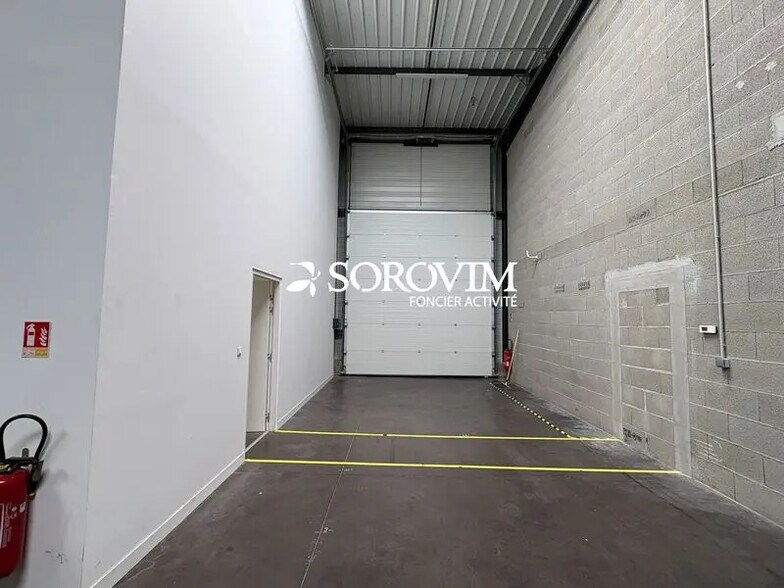 Avenue Louis Blériot, Chassieu to rent - Interior Photo - Image 2 of 4