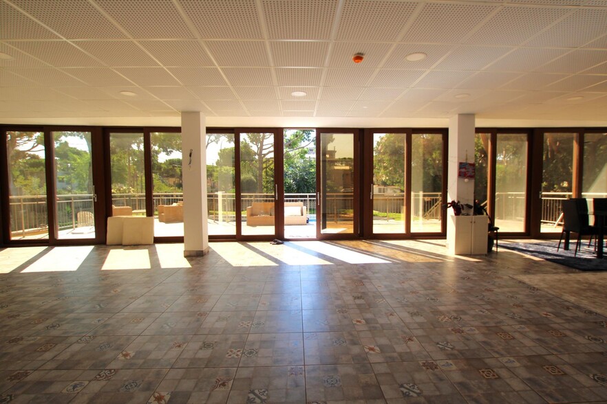 Specialist in Castelldefels, Barcelona for sale - Interior Photo - Image 2 of 6