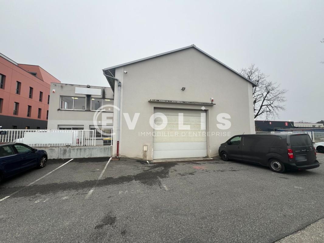 Light Industrial in Chassieu to rent Building Photo- Image 1 of 9