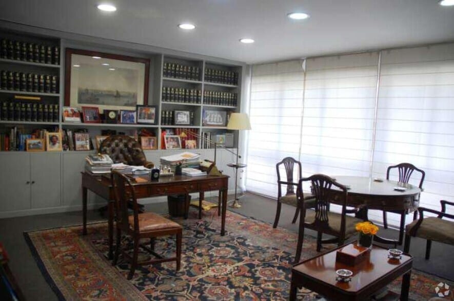 Office in Madrid, Madrid to rent - Interior Photo - Image 1 of 1