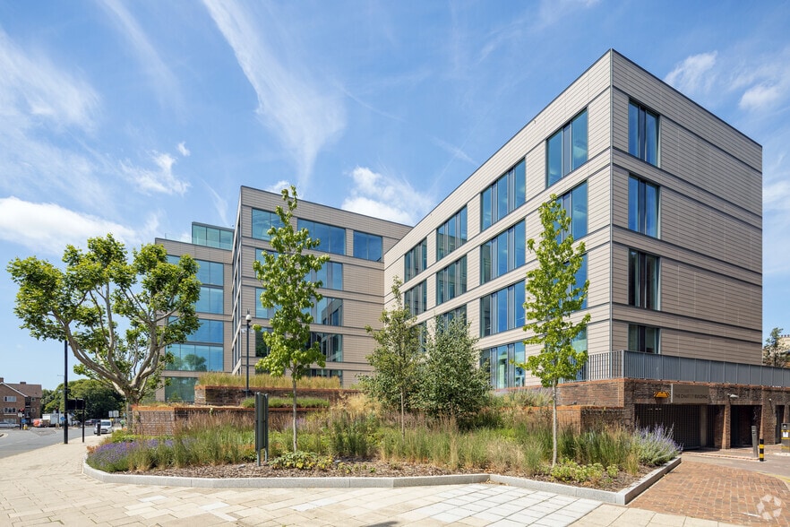 Vine St, Uxbridge to rent - Building Photo - Image 3 of 18