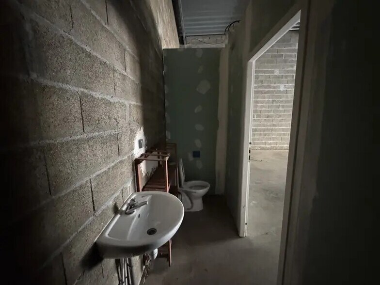 Retail in Mérignac to rent - Interior Photo - Image 2 of 7