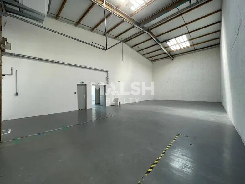 Light Industrial in Vaulx-en-Velin to rent - Interior Photo - Image 3 of 10