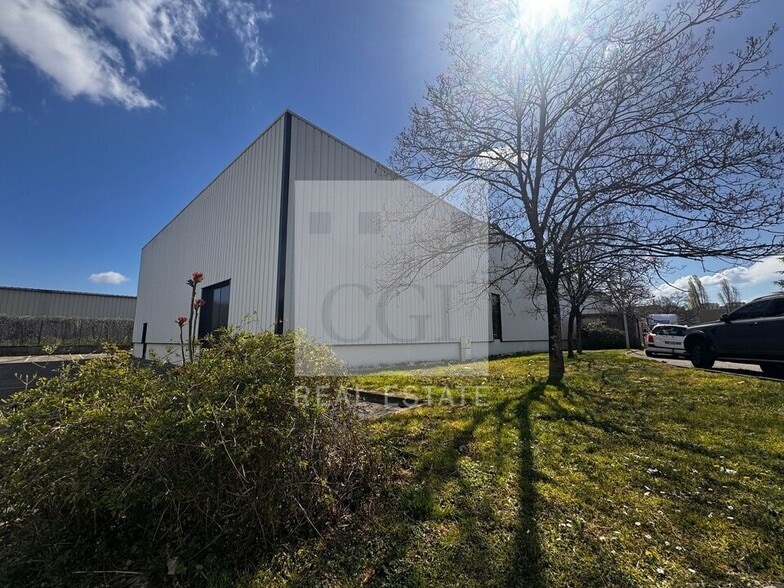 Light Industrial in Vénissieux to rent - Building Photo - Image 2 of 12