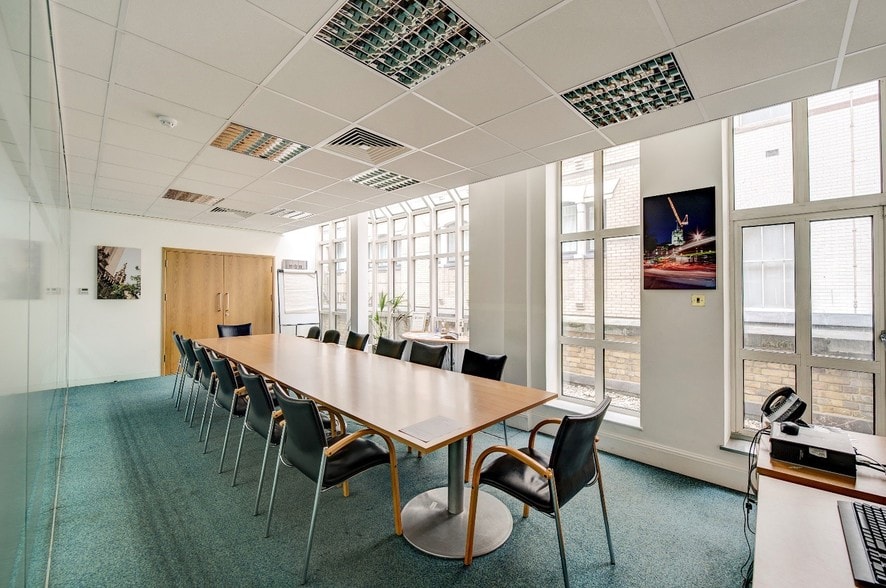 6-10 Cavendish Pl, London to rent - Interior Photo - Image 3 of 5