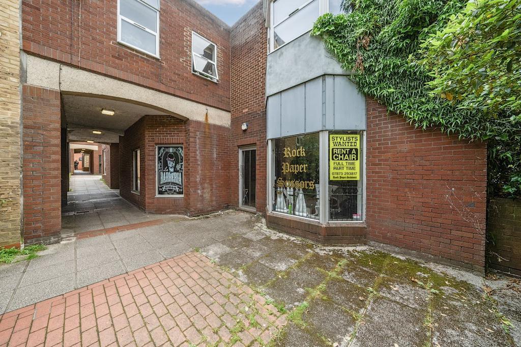 2 Bishops Walk, Pinner to rent Building Photo- Image 1 of 12