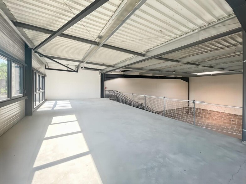 Light Industrial in Saint Laurent De Mure to rent - Interior Photo - Image 3 of 6