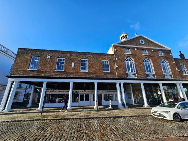 High St, Uxbridge to rent - Building Photo - Image 2 of 6