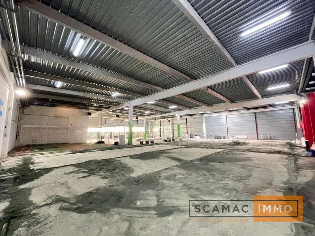 Location Entrepôt 2 140 m² - Photo 1