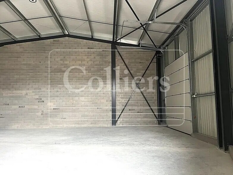 Light Industrial in Peypin for sale - Interior Photo - Image 3 of 4