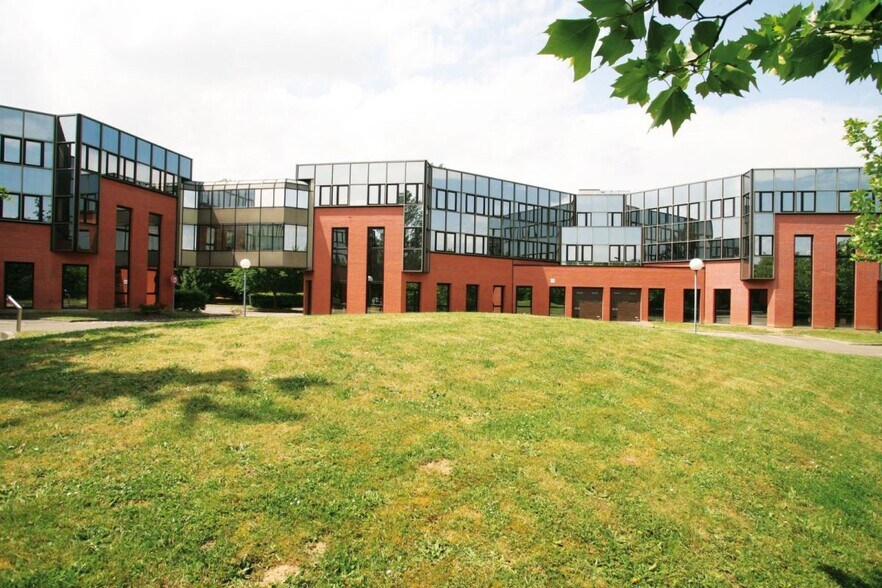 Office in Montigny-le-Bretonneux to rent - Building Photo - Image 2 of 6