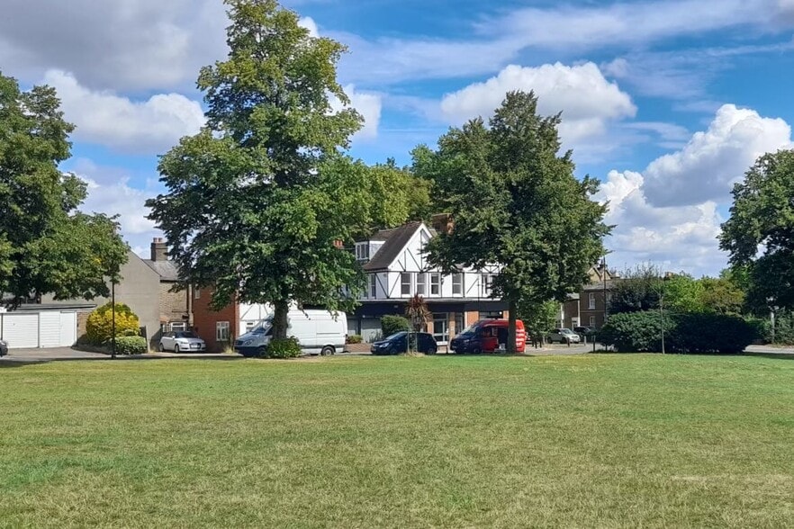 4 Chase Side, Enfield to rent - Building Photo - Image 2 of 3