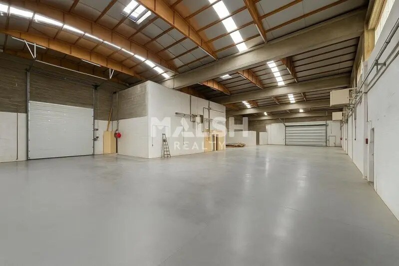 Light Industrial in Chassieu to rent - Interior Photo - Image 3 of 10