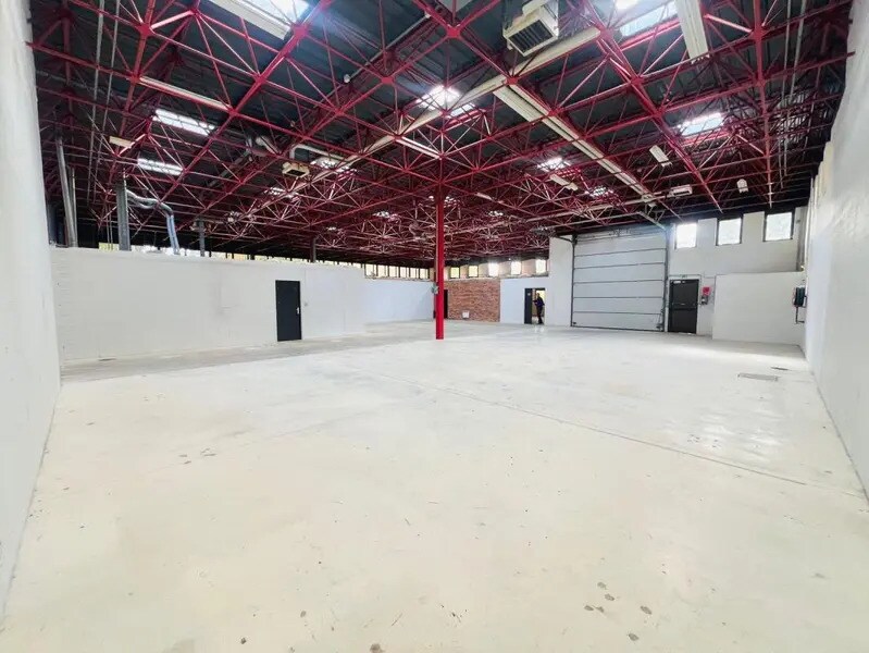 Light Industrial in Montigny-le-Bretonneux to rent Interior Photo- Image 1 of 17