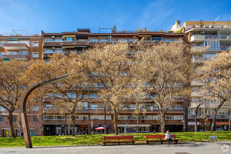 Retail in Barcelona, Barcelona to rent - Primary Photo - Image 1 of 6