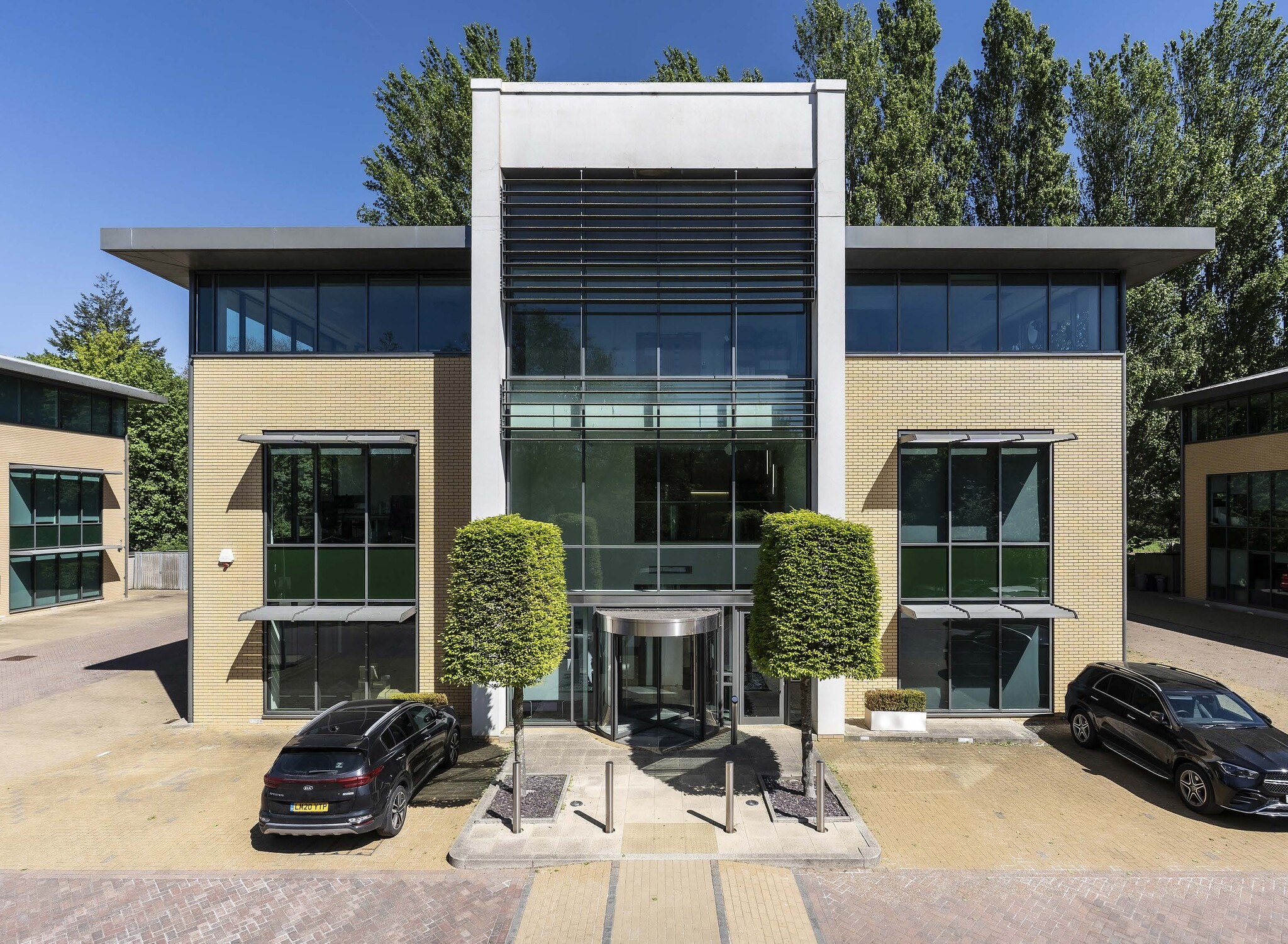 Chiltern Hl, Gerrards Cross to rent Building Photo- Image 1 of 8