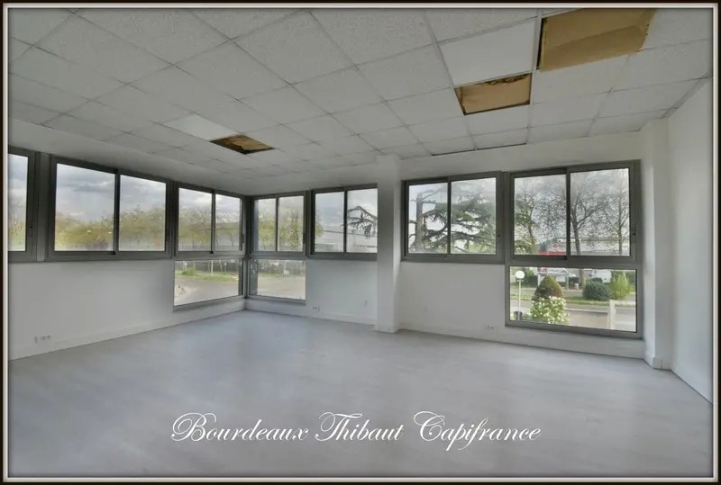 Location Bureaux 65 m² - Photo 1