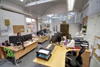 Paddockhall Rd, Haywards Heath to rent Interior Photo- Image 2 of 9