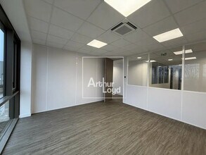 Office in Croissy-Beaubourg to rent Interior Photo- Image 2 of 11