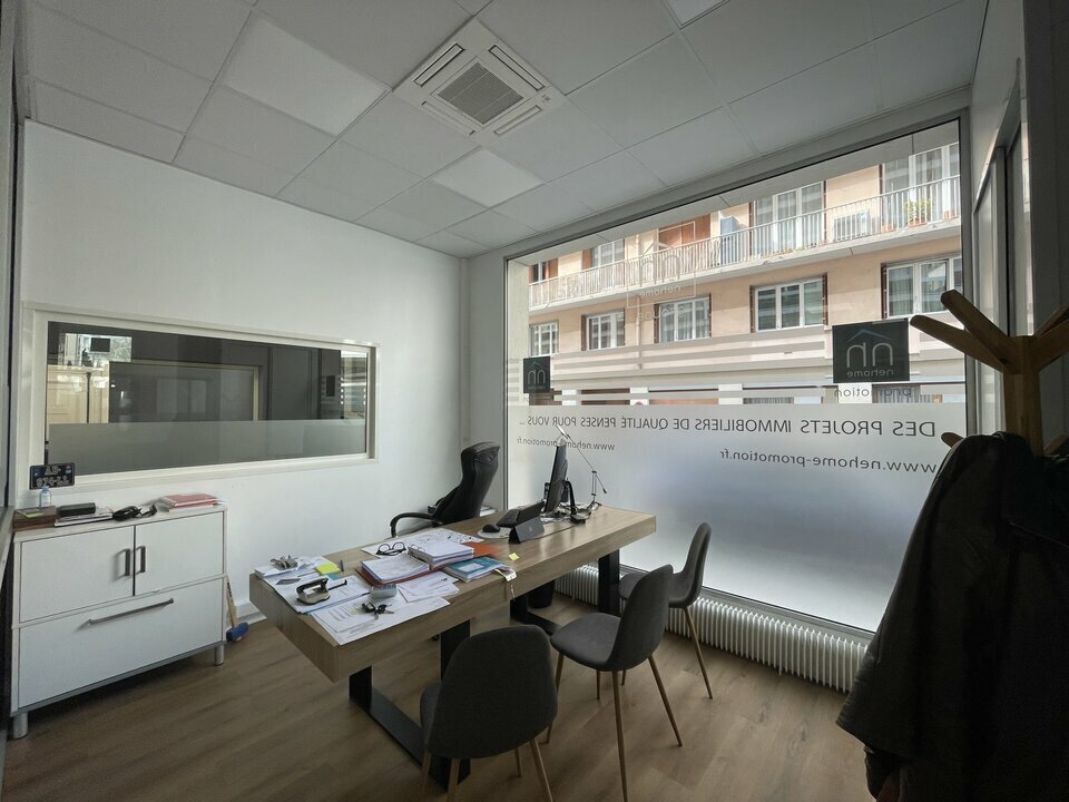 Retail in Lyon to rent Interior Photo- Image 1 of 6