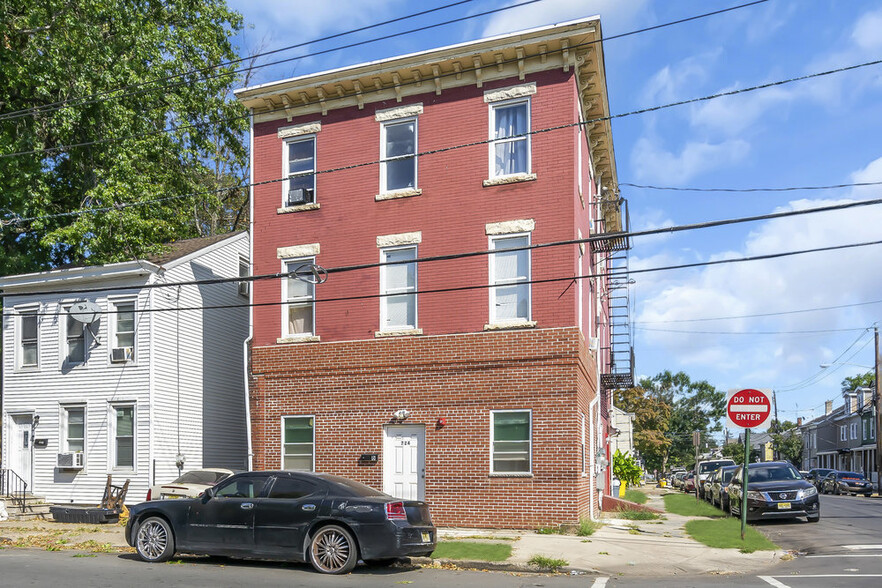 724 Division St, Trenton, NJ for sale - Primary Photo - Image 1 of 56