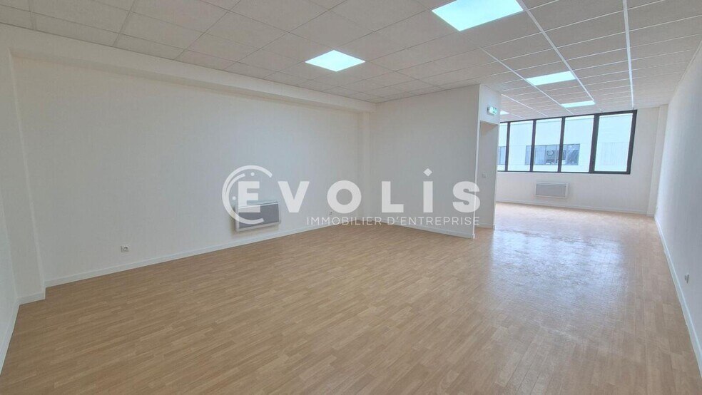 Light Industrial in Serris for sale - Interior Photo - Image 3 of 5
