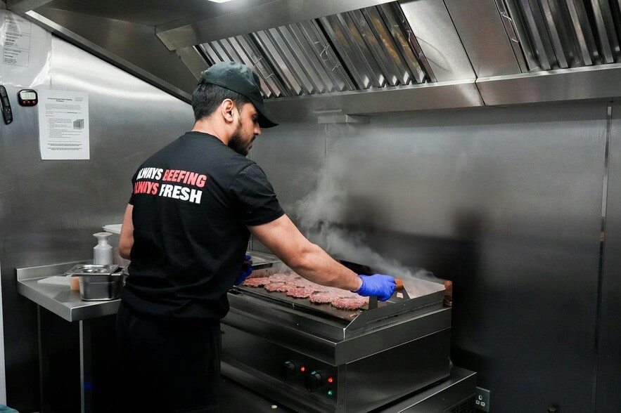 110-118 Markfield Rd, London to rent - Building Photo - Image 3 of 5