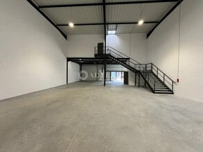 Light Industrial in Le Thillay to rent Building Photo- Image 1 of 5