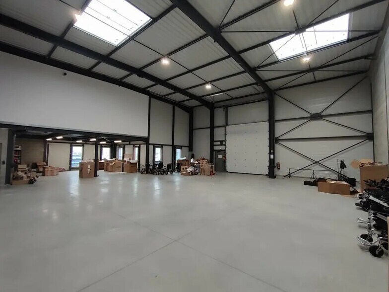 Light Industrial in Chassieu to rent - Interior Photo - Image 2 of 8